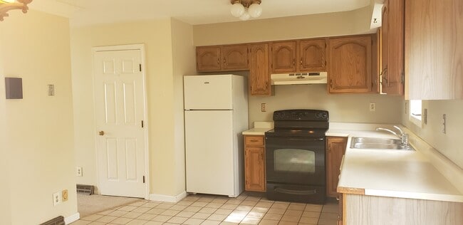 Kitchen view 2 - 200 Lambert Ter