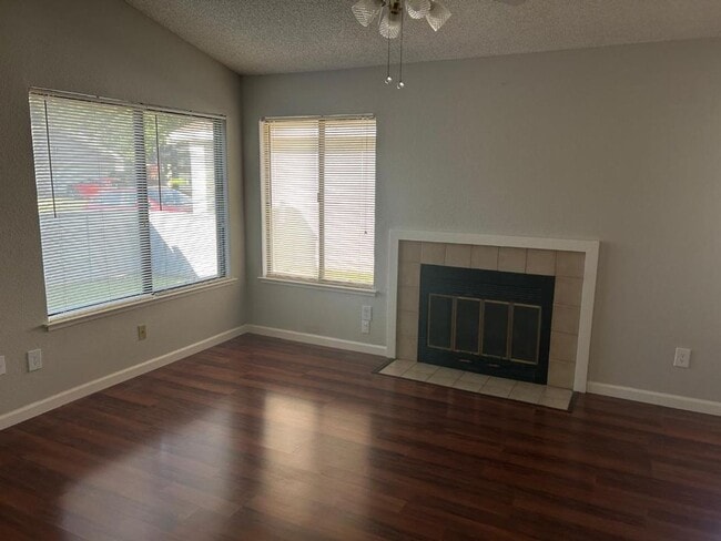 Foto del edificio - Adorable 3/2 Waiting For You!  Please reference full ad for viewings