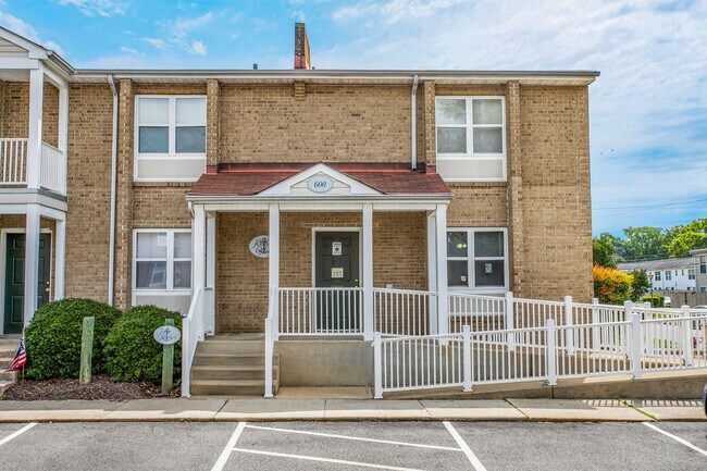 Building Photo - Admirals Way