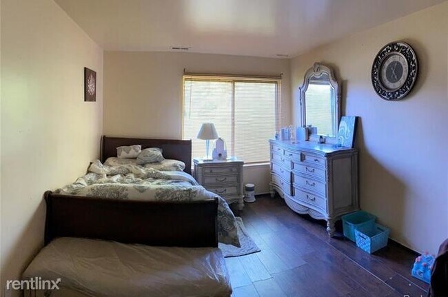 Building Photo - 1 br, 1 bath  - 4937 E 10 Mile Rd # 33-4