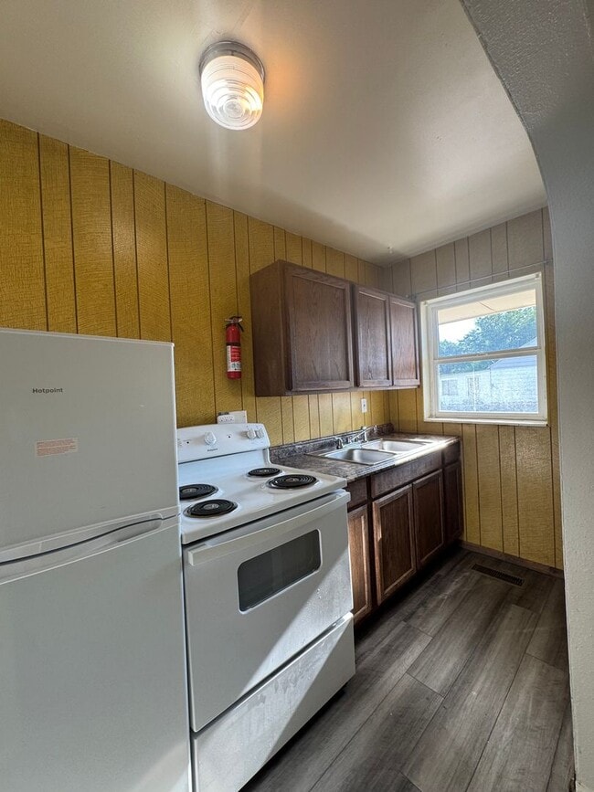 Building Photo - 345 W 200 S