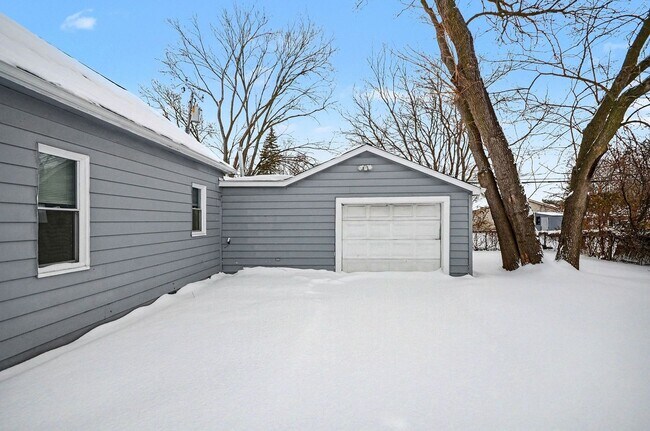 Foto del edificio - Bright, Clean 3 bed/1 bath- Move In Ready