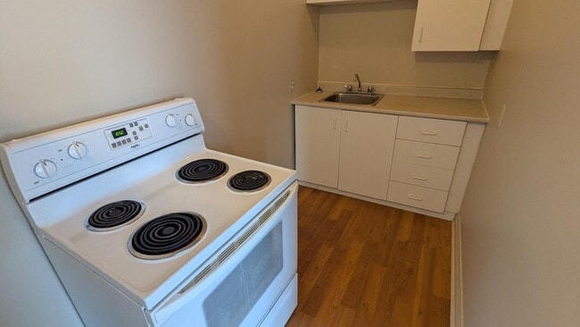 Building Photo - 570-570 St Mary's Rd