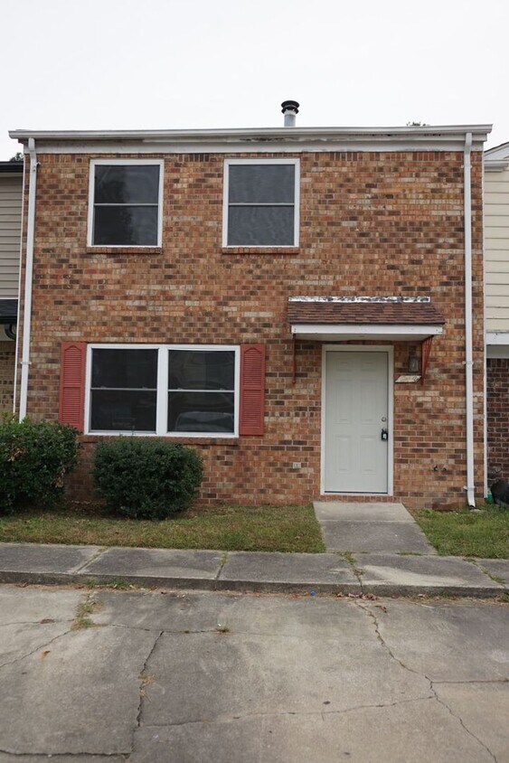 Foto principal - 3 bedroom 2.5 bath townhome