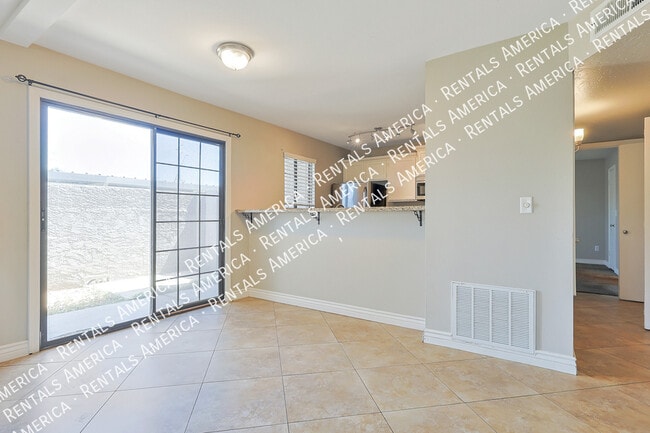 Building Photo - 533 W Guadalupe Rd