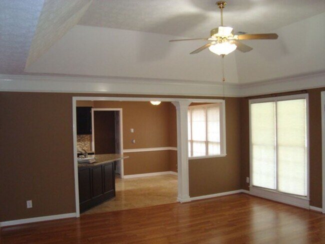 Foto del edificio - 4 Bedroom Home Available in August!