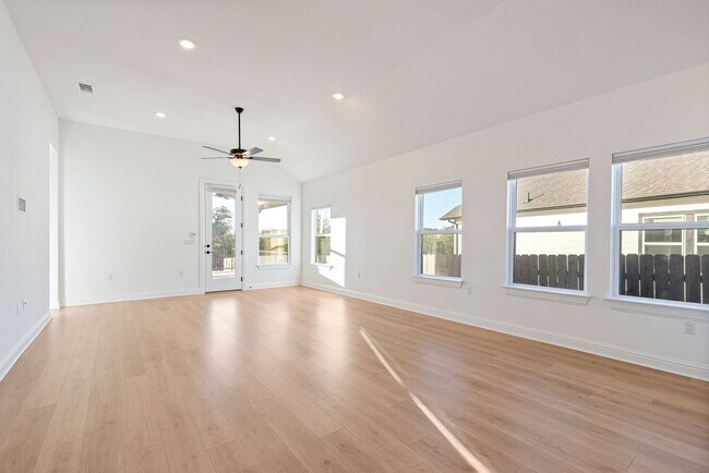 Building Photo - Beautiful 3 bedroom, 2 bathroom home in Ma...