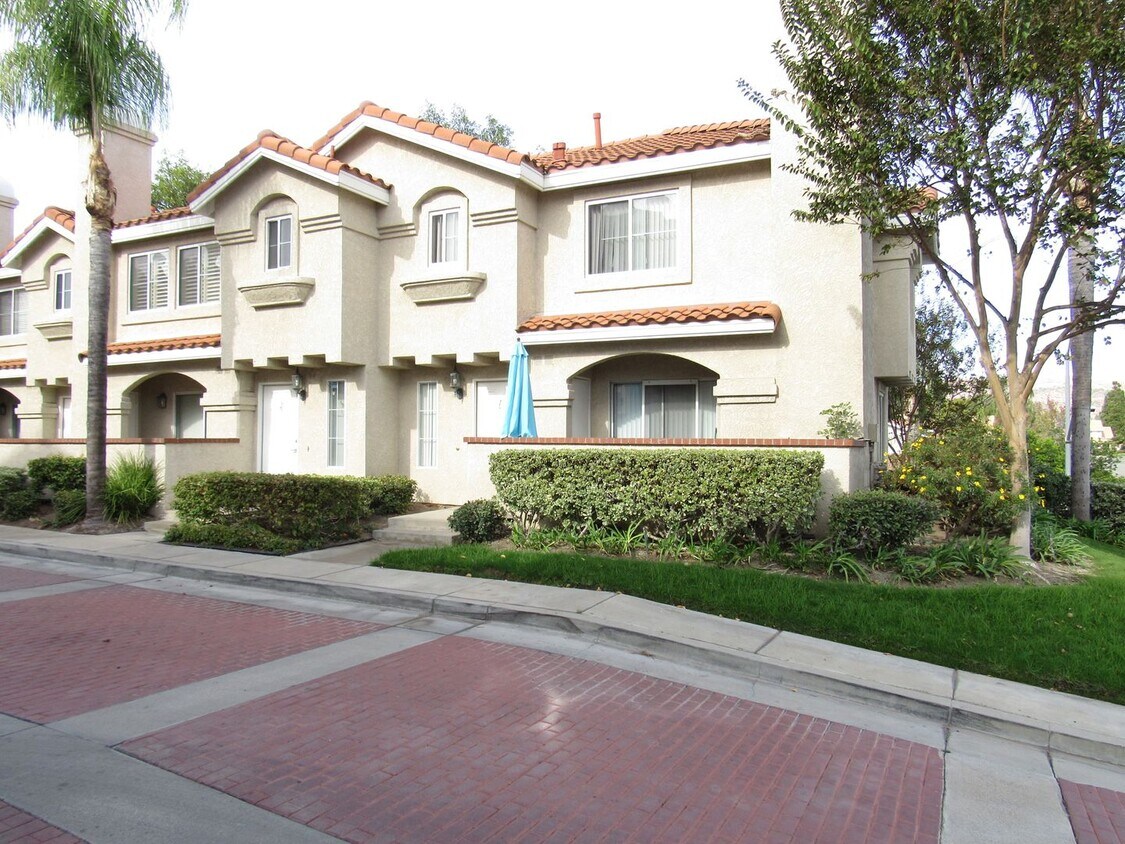 Foto principal - Spacious and Well Maintained 2 Bedroom Dua...