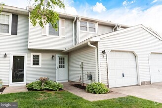 Building Photo - 2 Fairfax Ct