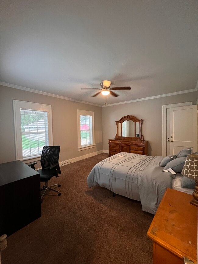 Large Prive Bedroom with Bathroom - 2077 Cascade Rd SW