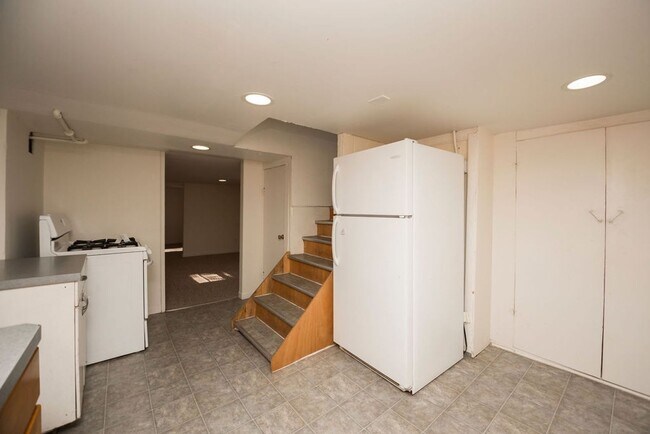 Building Photo - 223 E Plum St