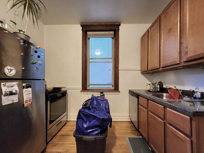 Building Photo - Updated 1 bedroom apartment with high ceil...