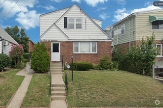 Building Photo - 136-17 62nd Ave