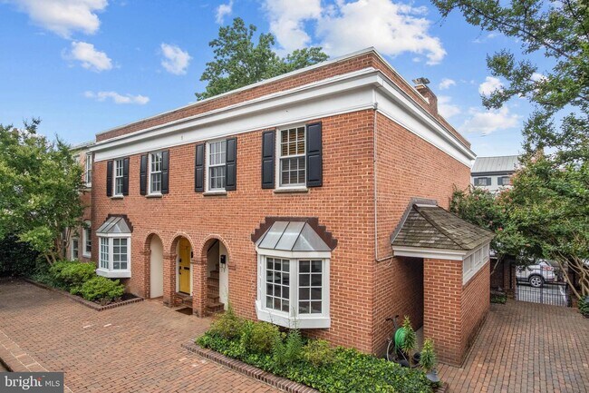 Building Photo - Spacious Old Town Retreat with Fireplace, Parking, and Prime Location!