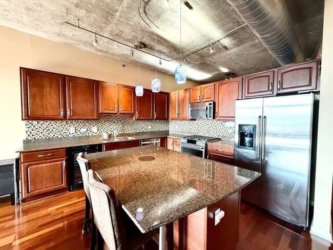 Building Photo - 125 E 13th St