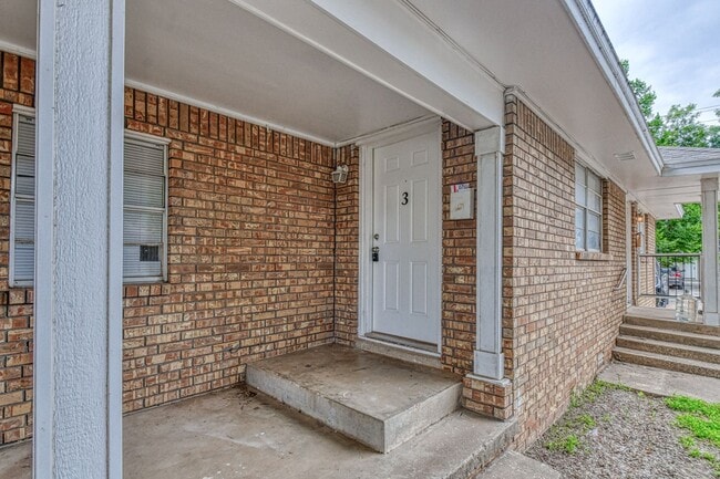 Building Photo - 711 S Jenkins Ave