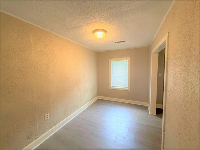 Foto del edificio - Reduced rent ~ Charming 3BR Memphis Home with Bright Living Space & Backyard Retreat