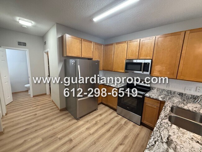 Foto del edificio - End Unit Townhouse Available Now, Loft Are...