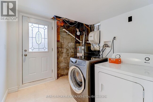 Building Photo - 1413 Safeway Crescent