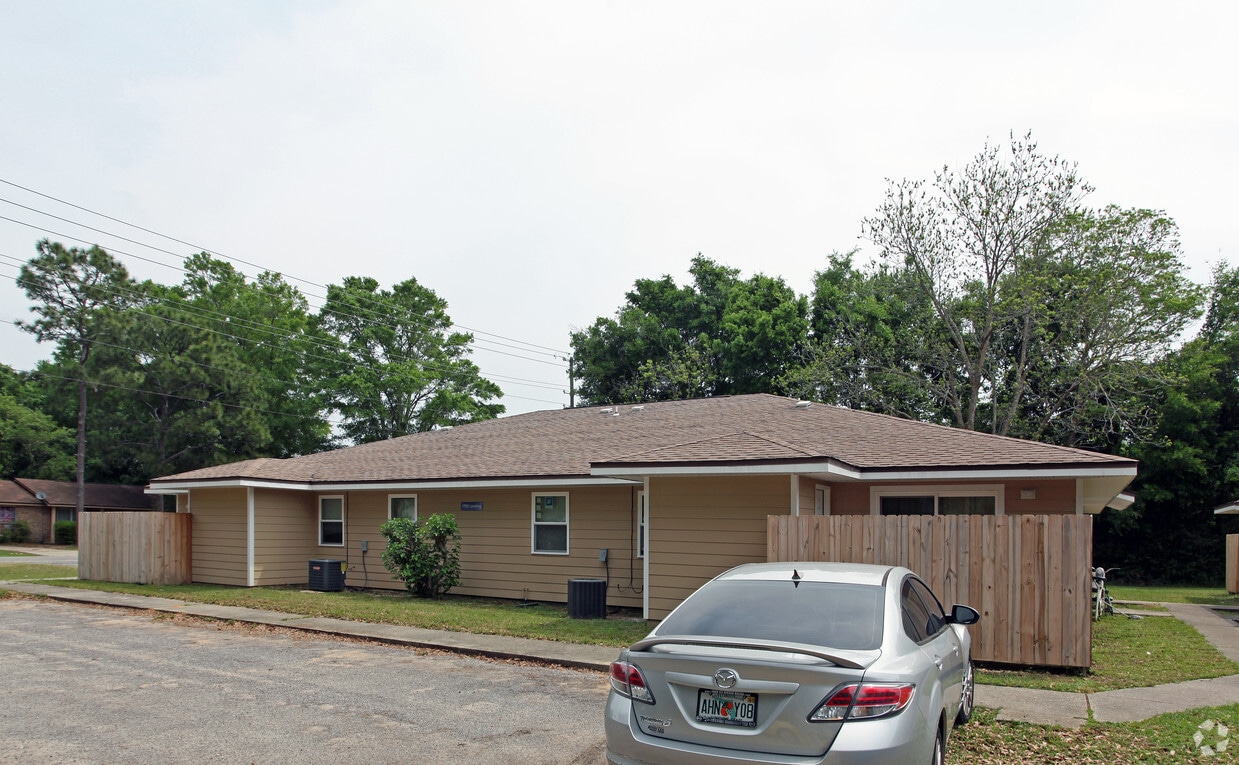 Building Photo - 1905 Lansing Dr