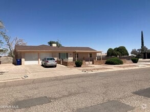 Building Photo - 1600 Vista Real Dr
