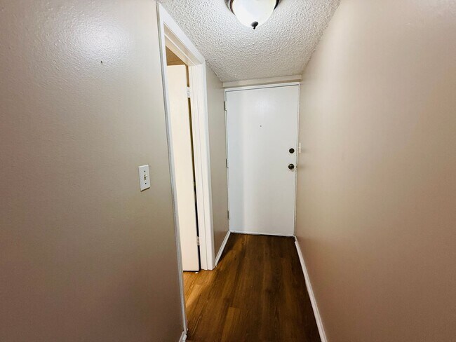 Building Photo - Charming 3 bedroom 1.5 bath condo for rent