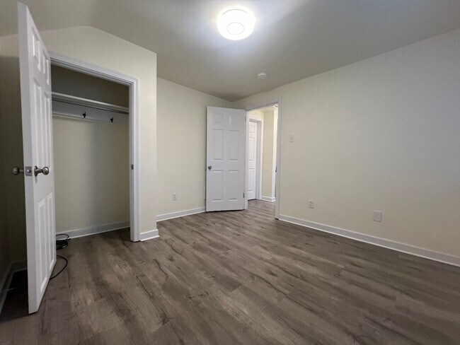 Foto del edificio - Updated 2BR house with off street parking!