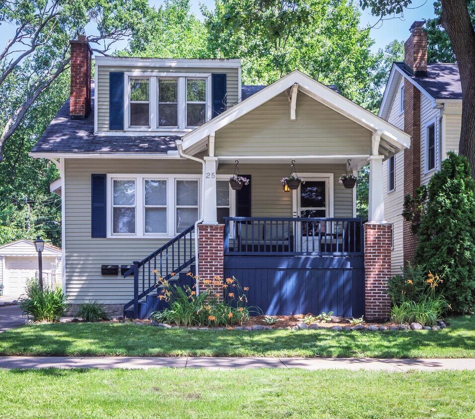Renovated Historic Cottage - 25 Wellesley Dr