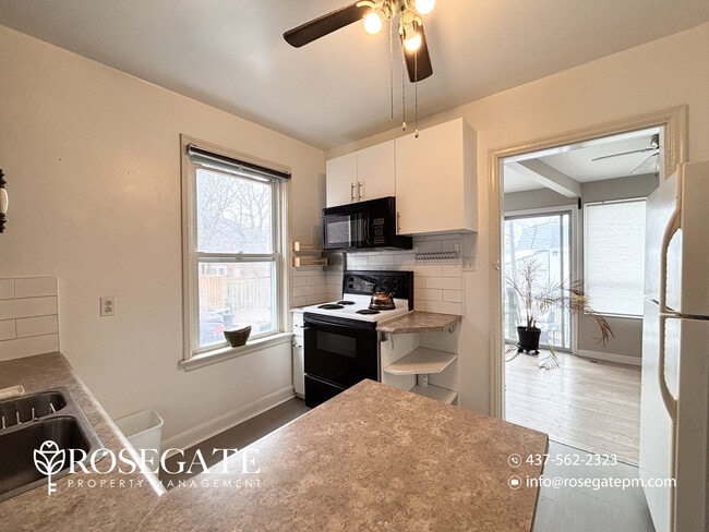 Building Photo - Spacious 2-Bedroom Unit with 2 Parking, Fireplace & Backyard – Barrie