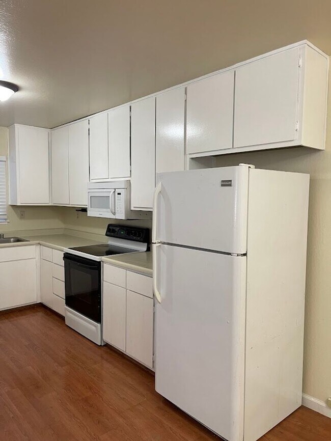 Foto del edificio - 2 Bed Bath Condo W/ Garage in Vallejo