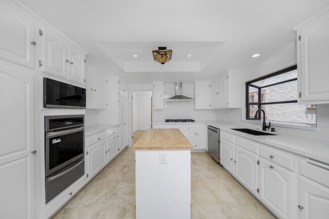 Building Photo - 422 S La Peer Dr