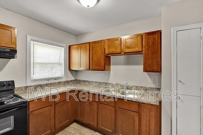 Building Photo - 31 E 45th St