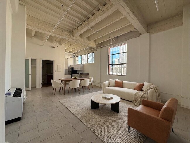 Foto del edificio - 312 W 5th St