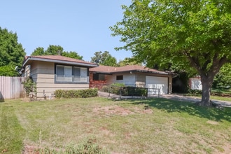 Building Photo - 2808 Notre Dame Dr