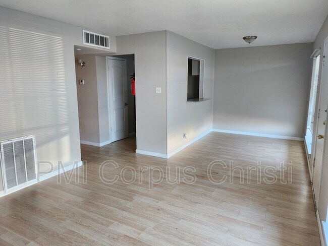 Foto del edificio - 3249 S Staples St