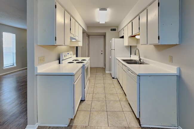 Foto del edificio - 2300 Berkett Dr