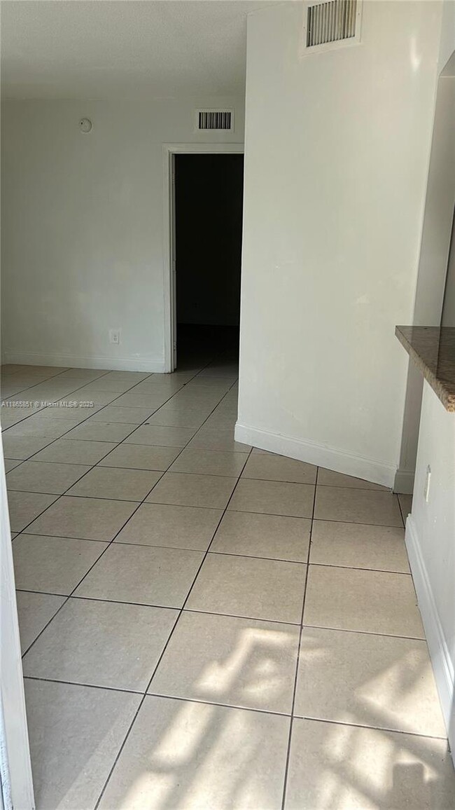 Foto del edificio - 2121 NE 168th St