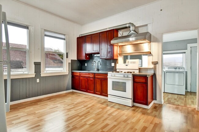 Foto del edificio - Three Bedroom House in Visitacion Valley