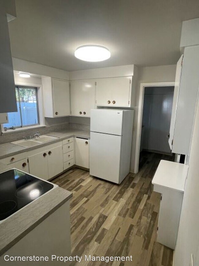 Building Photo - 4 br, 2 bath House - 511 S. Locust St.