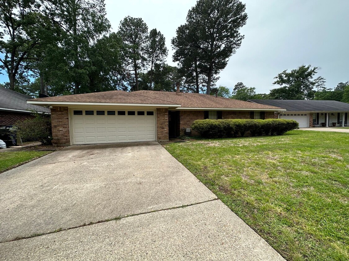 Primary Photo - Southern Homes, 3 Bed, 2 Bath WITH Pool!