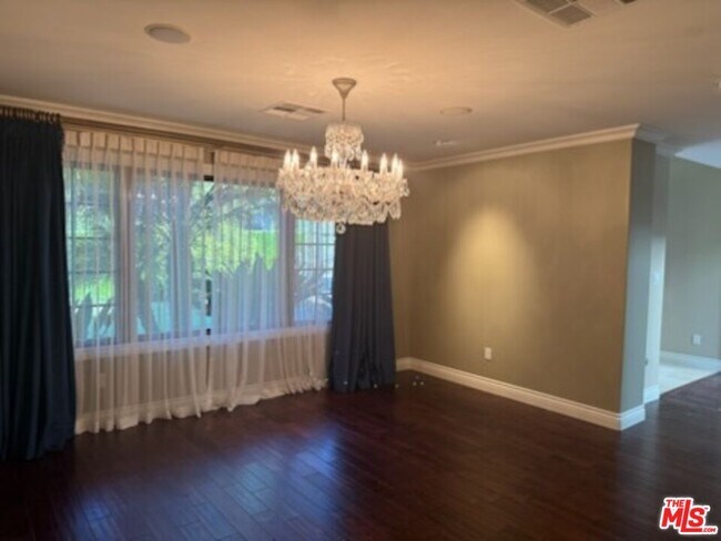 Building Photo - 1148 San Ysidro Dr