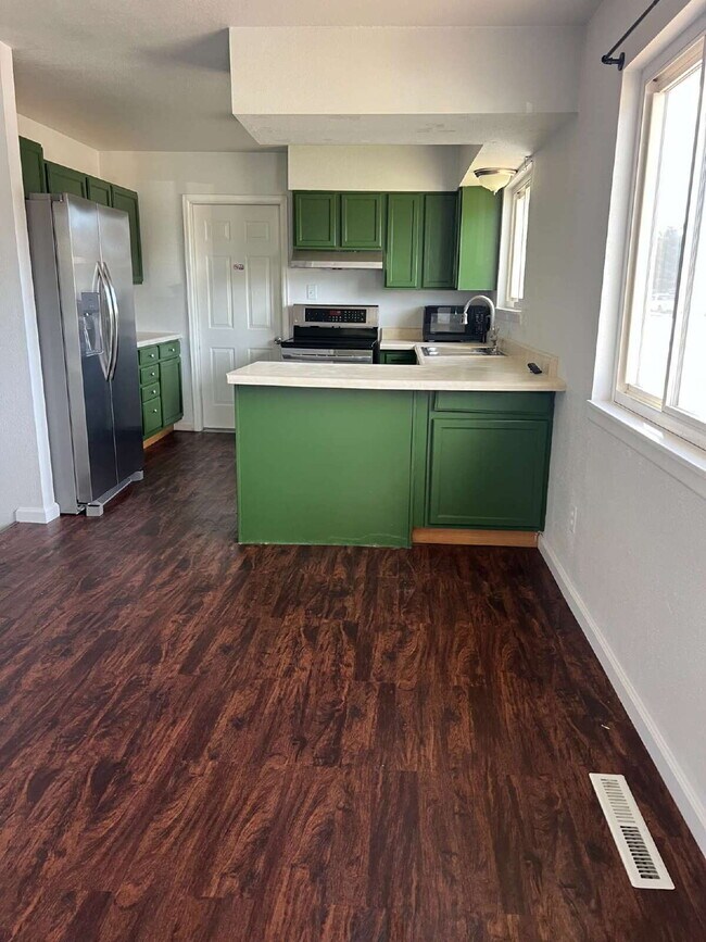 Foto del edificio - 4 bedroom single family home!