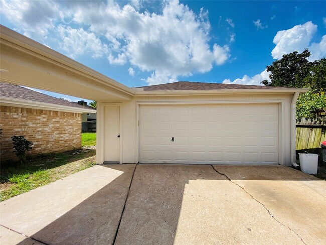 Building Photo - 14815 Earlswood Dr