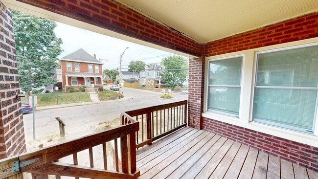 Building Photo - 978 1/2 Linwood Ave