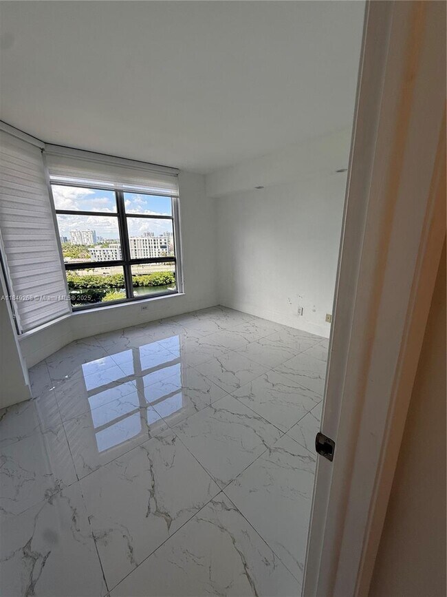 Foto del edificio - 3600 Mystic Pointe Dr