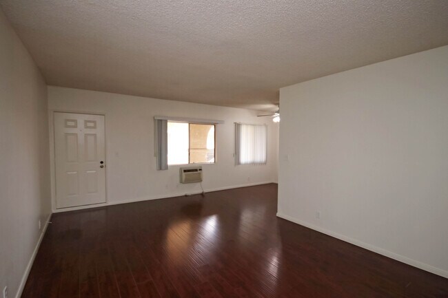 Foto del edificio - 3010 Montrose Ave