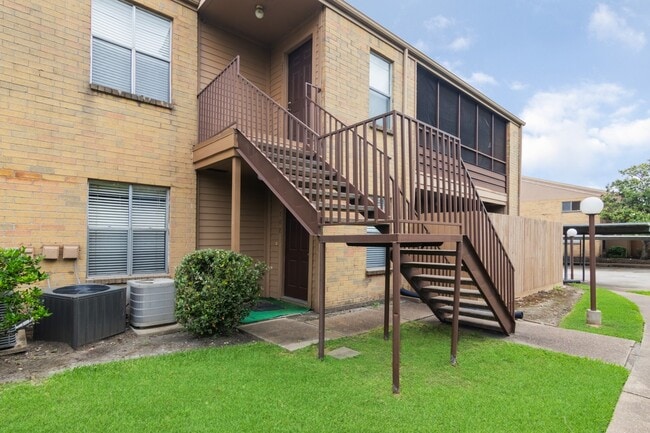 Building Photo - 10555 Turtlewood Ct