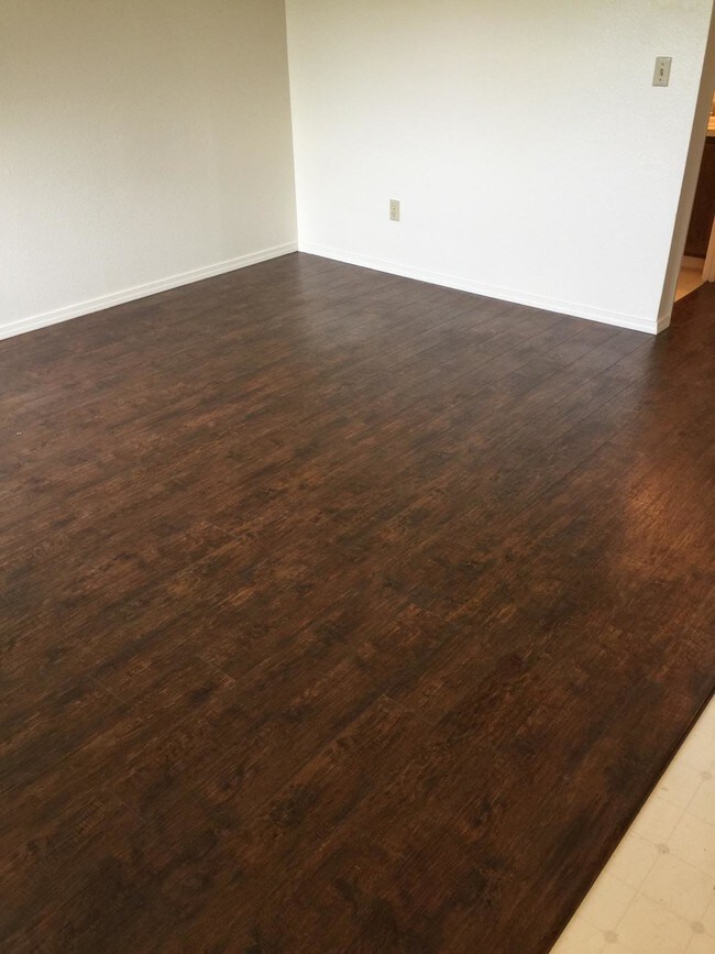 Building Photo - 262 E 2nd St