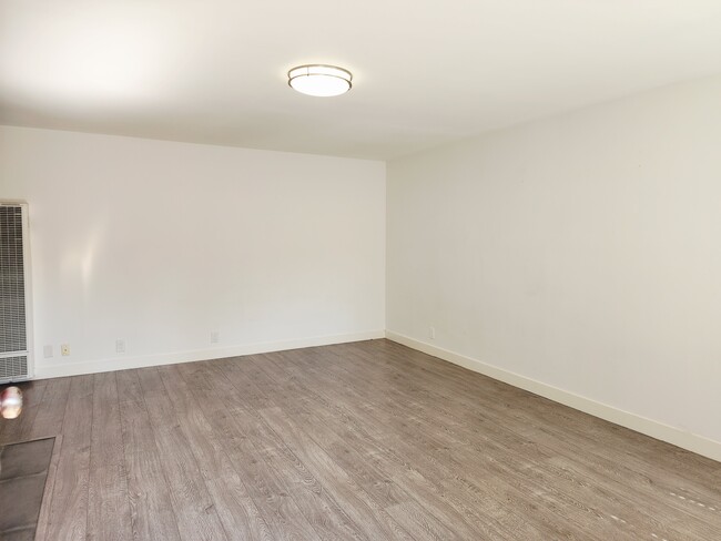 Living Room - 2119 N Beachwood Dr