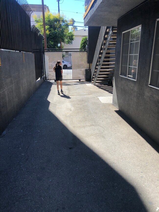 Walkway - 1216 N Las Palmas Ave